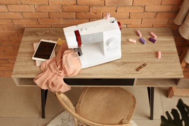 Dikiş makinesi üzerinde atelier terzi işyeri