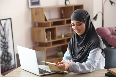 Ofiste çalışan genç Müslüman kadın