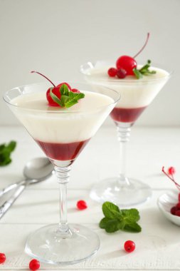 Beyaz masada lezzetli panna cotta gözlük