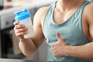 Evde protein sallamak ile sportif adam