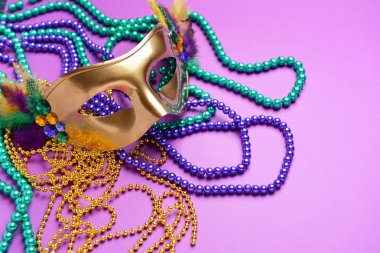 Renk arka planda dekor ile şenlikli maske