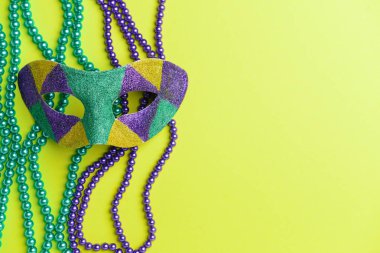 Renk arka planda boncuk ile şenlikli maske