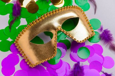 Işık arka planda dekor ile şenlikli maske