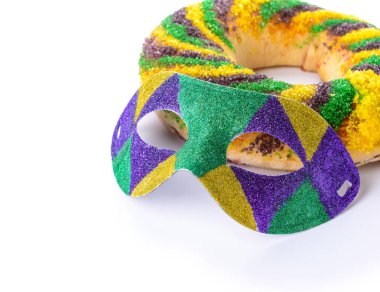 Mardi Gras için şenlikli kek (yağ Salı) beyaz arka planda maske ile tatil