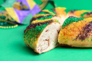 Mardi Gras için şenlikli kek (yağ Salı) renk arka planda tatil