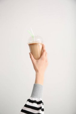 Hafif arka planda lezzetli frappe kahve kadın el tutan fincan
