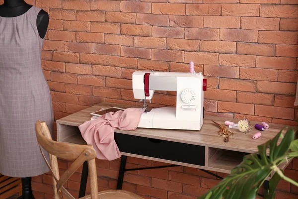 Stylish workplace of tailor with sewing machine in workshop — Stock Photo, Image