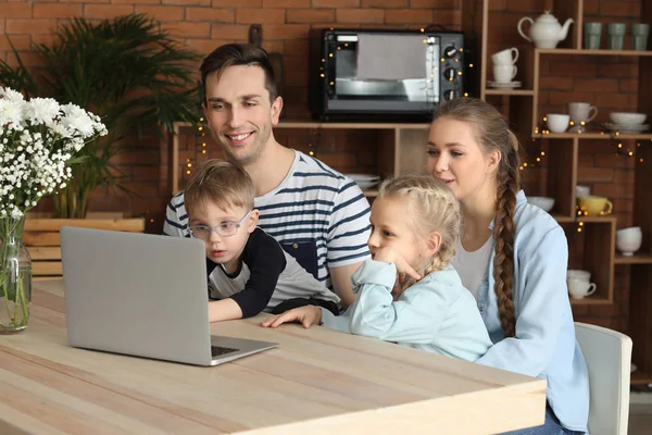 Glückliche Familie schaut Cartoons zu Hause — Stockfoto