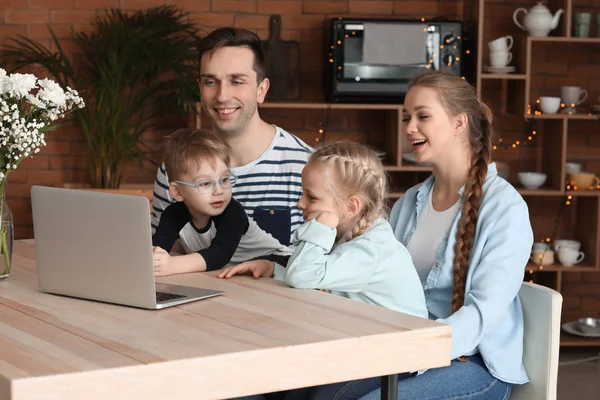 Glückliche Familie schaut Cartoons zu Hause — Stockfoto