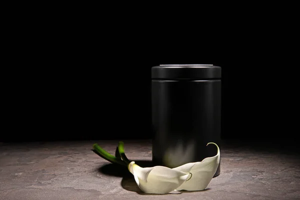 Hullaház urna és virágok a sötét háttér — Stock Fotó