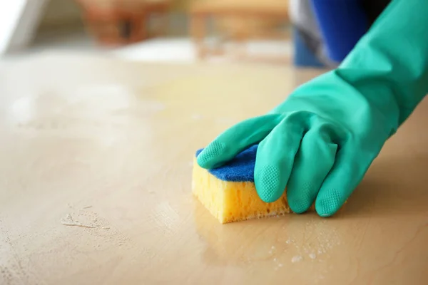 Woman cleaning table in room — Stock Photo, Image