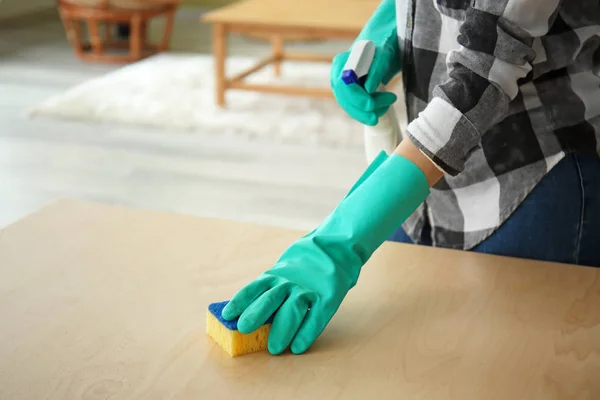 Woman cleaning table in room — Stock Photo, Image