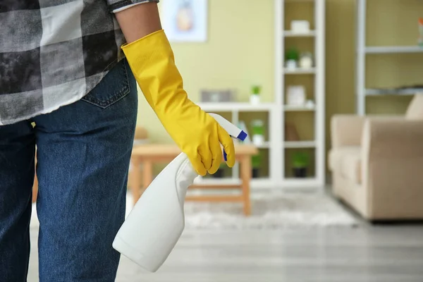 Frau mit Flasche Waschmittel im Zimmer — Stockfoto