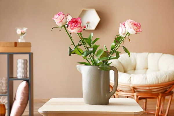 Vaso com belas flores na mesa no quarto — Fotografia de Stock