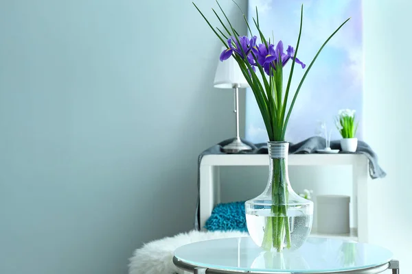 Vas dengan bunga yang indah di atas meja di kamar — Stok Foto