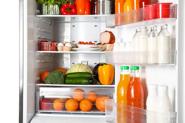 Moderner Kühlschrank mit frischen Produkten auf weißem Hintergrund, Nahaufnahme — Stockfoto