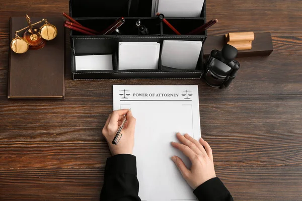 Vrouwelijke notaris werken aan tafel — Stockfoto