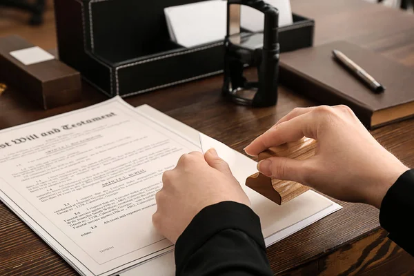 Vrouwelijke notaris werken aan tafel — Stockfoto