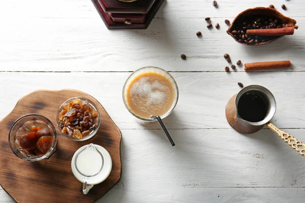 Smakelijke frappe koffie op witte tafel — Stockfoto
