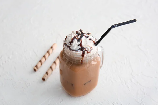 Einmachglas mit leckerem Frappé-Kaffee auf weißem Hintergrund — Stockfoto