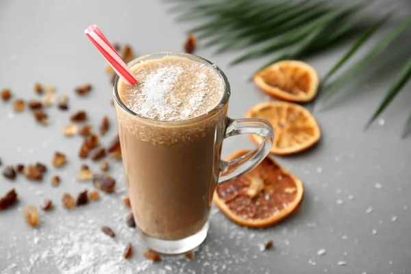 Tazza di vetro di gustoso caffè frappe sul tavolo grigio — Foto Stock