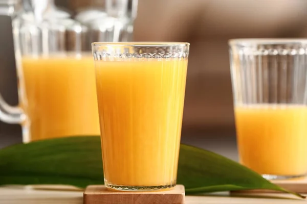 Ποτήρι νόστιμο χυμό πορτοκαλιού στο τραπέζι — Φωτογραφία Αρχείου