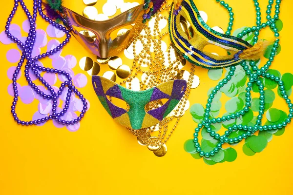 Sváteční masky s výzdobou na barevném pozadí — Stock fotografie