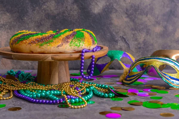 Pastel festivo para Mardi Gras (Martes Gordo) con decoración en mesa gris — Foto de Stock