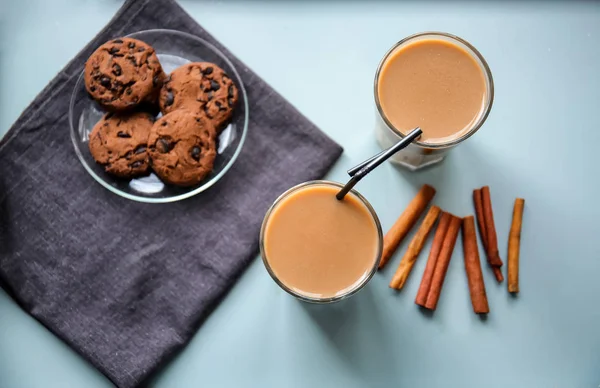 Стаканы вкусного кофе с печеньем на столе — стоковое фото