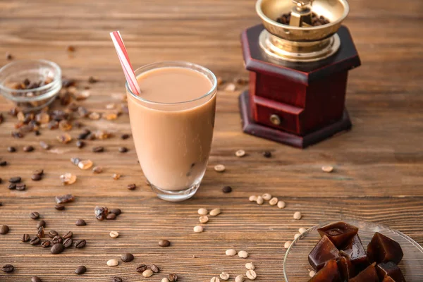 Bicchiere di gustoso caffè frappe sul tavolo di legno — Foto Stock