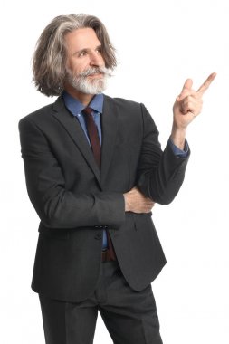 Beyaz arka planda bir şey işaret yakışıklı olgun işadamı