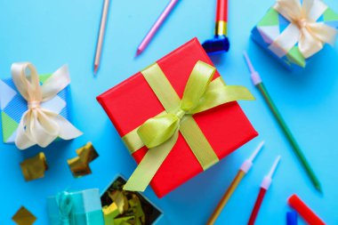 Renk arka planda parti dekor ile güzel hediyeler