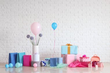 Beyaz tuğla duvar yakın katta Hava balonlar ile güzel hediyeler