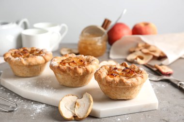 Gri masada lezzetli elma Pies