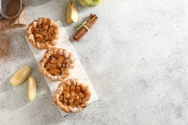 Gri masada lezzetli elma Pies