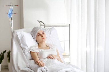 Klinikte kimyasal tedavi kursu geçiren genç kadın