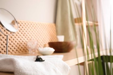 Banyoda jilet içeren havlu