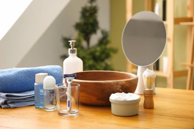 Banyoda masada tıraş köpük ve kozmetik ile Razor