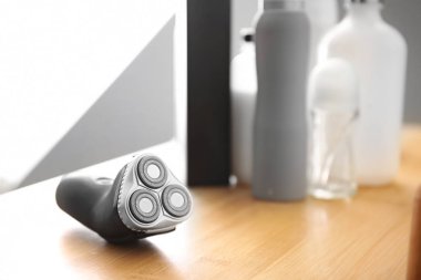 ahşap masa üzerinde Elektrikli tıraş makinesi