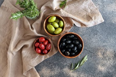 Gri masada lezzetli zeytin ile kase