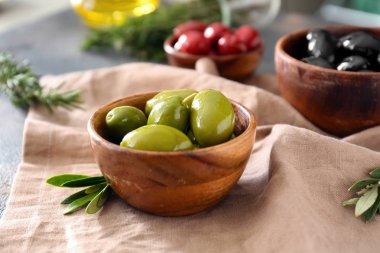 Masada lezzetli zeytin ile kase