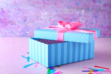 Renk arkaplan üzerinde hediye kutusu