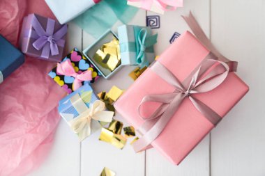 Beyaz masada farklı hediye kutuları