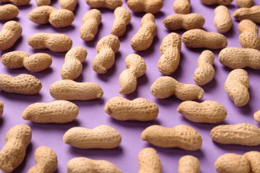 Renk arka plan üzerinde lezzetli fıstık