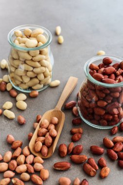 Gri arka planda lezzetli fıstık ile kavanoz