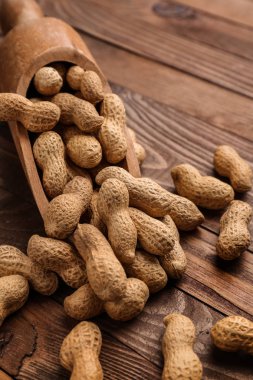 Ahşap arka planda lezzetli fıstık ile Scoop