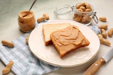 Masada lezzetli fıstık ezmesi ve ekmek ile plaka