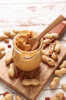 Beyaz masada lezzetli fıstık ezmesi ile kavanoz