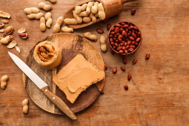 Ahşap masada lezzetli fıstık ezmesi ve ekmek ile plaka