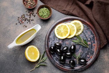 Gri masada lezzetli zeytinyağı, limon ve baharatlara sahip Gravy tekne